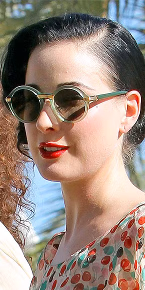 Ngôi sao xinh đẹp Dita Von Teese với kính gọng tròn màu xanh trang nhã.