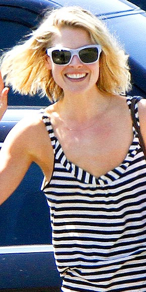 Ali Larter trẻ trung vàn năng động với kính gọng trắng Ali Larter trẻ trung vàn năng động với kính gọng trắng