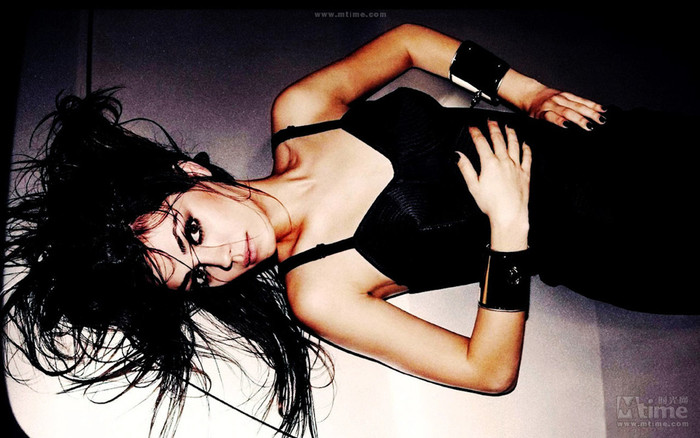 Vị trí thứ 9 thuộc về Mila Kunis. Vị trí thứ 8 là Keeley Hazell