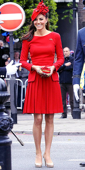 Mũ và váy cùng một màu đỏ tươi. Những chiếc mũ quý phái luôn là phụ kiện được cô ưa thích. Mũ và váy cùng một màu đỏ tươi. Những chiếc mũ quý phái luôn là phụ kiện được cô ưa thích.