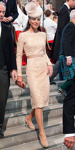 Mũ lưới và váy ren ôm sát người. Có thể dễ dàng nhận thấy sự hài hòa trong màu sắc của trang phục trên người cô Mũ lưới và váy ren ôm sát người. Có thể dễ dàng nhận thấy sự hài hòa trong màu sắc của trang phục trên người cô