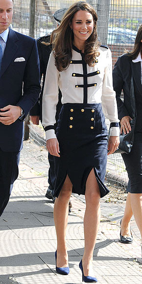 Tươi cười sánh bước bên hoàng tử William Tươi cười sánh bước bên hoàng tử William