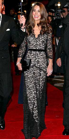 Váy ren đen quý phái. Váy ren đen quý phái.