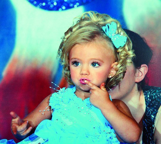 Trông cô bé không khác nào những cô búp bê barbie trong hộp kính. Trông cô bé không khác nào những cô búp bê barbie trong hộp kính.