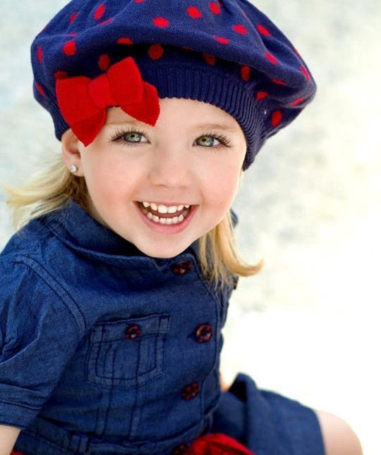 Nụ cười tỏa sáng của cô bé 3 tuổi Nụ cười tỏa sáng của cô bé 3 tuổi