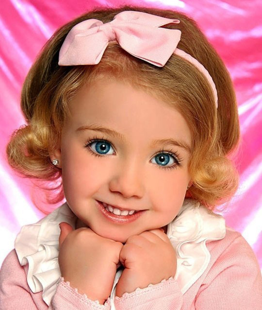 Tạo dáng đáng yêu khi chụp hình. Tạo dáng đáng yêu khi chụp hình.