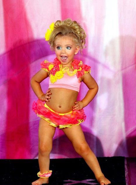 Tạo dáng vô cùng tự tin và tươi tắn Tạo dáng vô cùng tự tin và tươi tắn