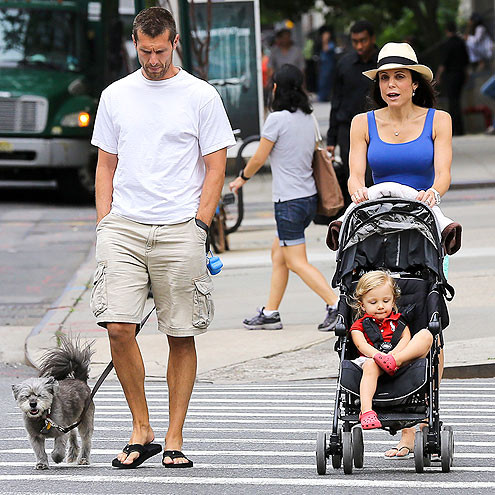 Vợ chông Bethenny Frankel dạo phố cùng cô con gái yêu 2 tuổi
