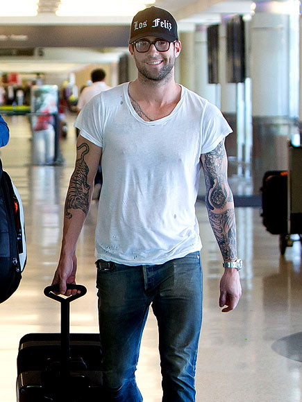 Quán quân The Voice Adam Levine trẻ trung với áo phông quần jean và mũ lưỡi trai nam tính.