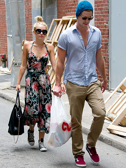 Một trong những cặp đôi hot nhất hiện nay, Miley Cyrus và Adam Hemsworth tận hưởng khoảng thời gian riêng tư ở Philadenphia. Miley nữ tính với váy hoa còn Adam chọn sơ mi xanh và quần âu.