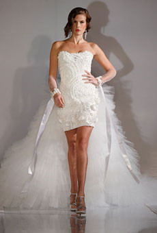 Chiếc váy được cách điệu như một đuôi công kiêu sa Chiếc váy được cách điệu như một đuôi công kiêu sa