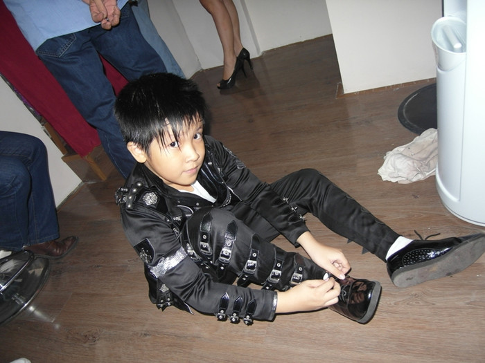 Mới 10 tuổi nhưng Đăng Khoa rất tháo vát, tự mình lo chỉnh lại trang phục trước giờ biểu diễn. Mẹ của cháu đang ngồi bên dưới hàng ghế khán giả, chờ xem tiết mục của con. Mới 10 tuổi nhưng Đăng Khoa rất tháo vát, tự mình lo chỉnh lại trang phục trước giờ biểu diễn. Mẹ của cháu đang ngồi bên dưới hàng ghế khán giả, chờ xem tiết mục của con.