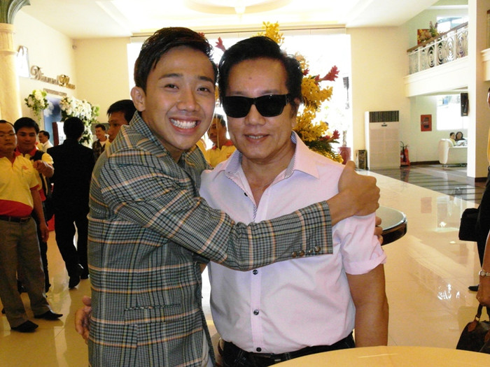 Tuy là buổi ra mắt DVD hài nhưng có rất nhiều ca sĩ, nghệ sĩ thuộc nhiều lĩnh vực đến chia vui cùng Trấn Thành. Danh ca Elvis Phương cũng có mặt. Tuy là buổi ra mắt DVD hài nhưng có rất nhiều ca sĩ, nghệ sĩ thuộc nhiều lĩnh vực đến chia vui cùng Trấn Thành. Danh ca Elvis Phương cũng có mặt.