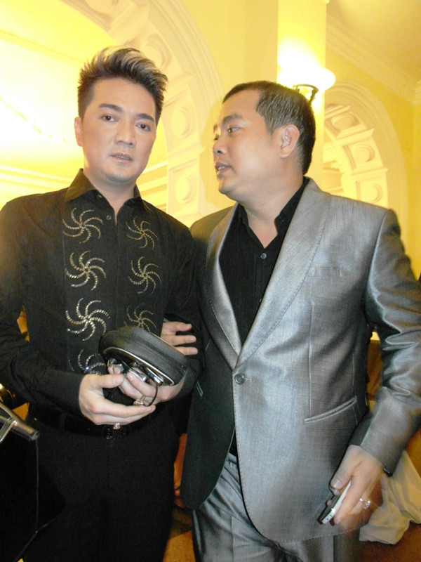 Ca sĩ Đàm Vĩnh Hưng cũng đến nhà hát từ rất sớm. Đêm nay anh sẽ hát một ca khúc của nhạc sĩ Minh Khang.