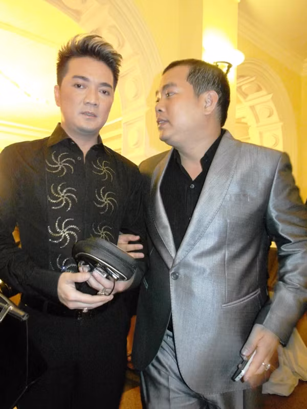 Ca sĩ Đàm Vĩnh Hưng cũng đến nhà hát từ rất sớm. Đêm nay anh sẽ hát một ca khúc của nhạc sĩ Minh Khang.