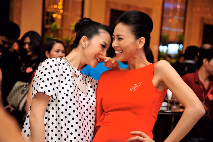 Hai người đẹp cười rất vui vẻ. Hai người đẹp cười rất vui vẻ.