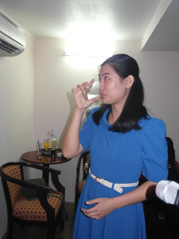 Hương Thảo tranh thủ uống nước, lấy giọng trước giờ biểu diễn. Hương Thảo tranh thủ uống nước, lấy giọng trước giờ biểu diễn.