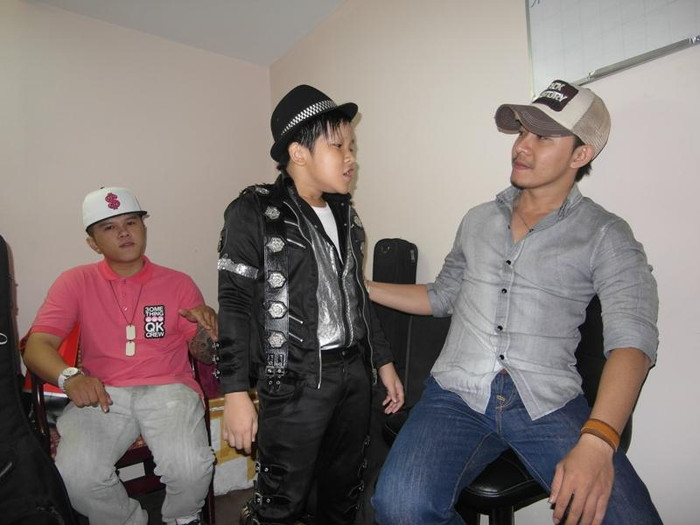 Hào hứng quay qua bắt chuyện với Võ Trọng Phúc. Hào hứng quay qua bắt chuyện với Võ Trọng Phúc.