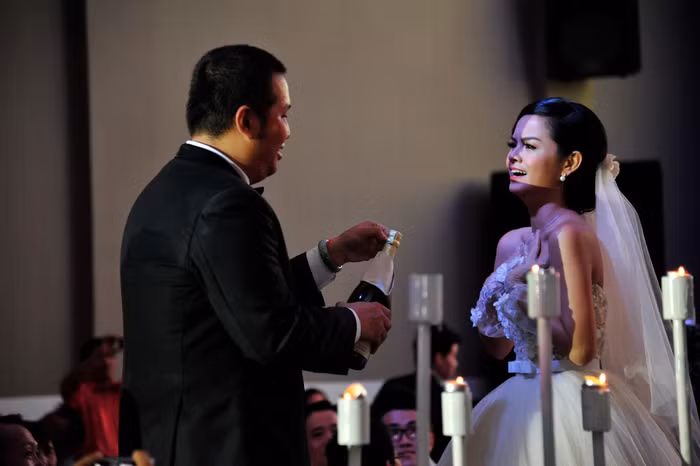 Khui chai rượu, chuẩn bị giao bôi thề ước. Khui chai rượu, chuẩn bị giao bôi thề ước.