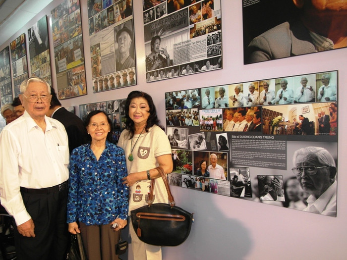 NSND Kim Cương (bìa phải) và vợ chồng bác sĩ lão thành Dương Quang Trung.