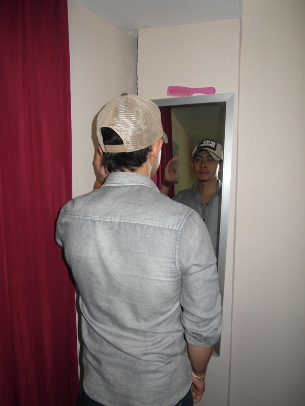 Võ Trọng Phúc đứng trước gương, chỉnh lại trang phục. Võ Trọng Phúc đứng trước gương, chỉnh lại trang phục.