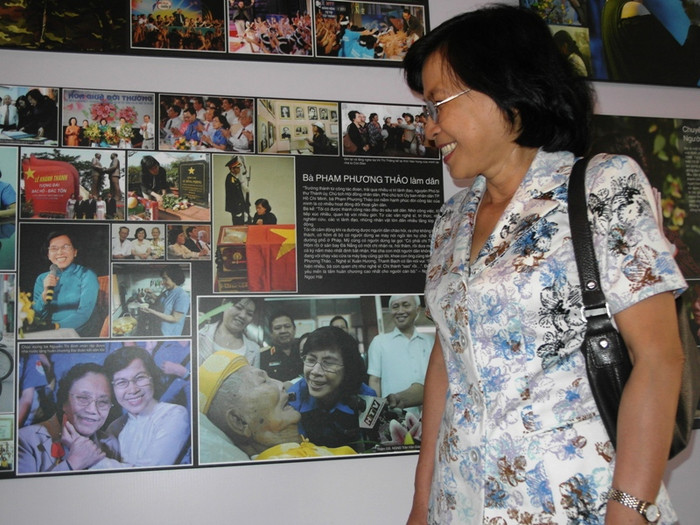 Chủ tịch Hội đồng Nhân dân TP.HCM cười tươi trước những hình ảnh sống động về mình.