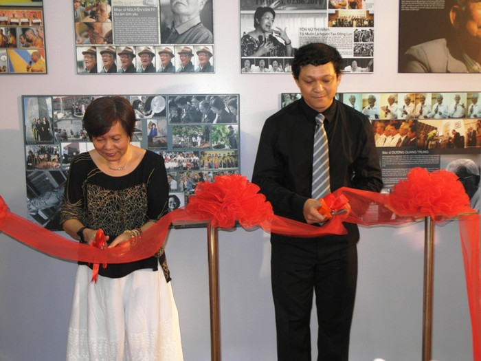 Nhiếp ảnh gia Nguyễn Á và đạo diễn Việt Linh cắt băng khai mạc buổi triển lãm. Anh cho biết: “Tôi tổ chức cuộc triển lãm này là để tôn vinh sự cống hiến của 300 vị thuộc nhiều lĩnh vực, với mong muốn họ là những tấm gương sáng cho giới trẻ học tập”.