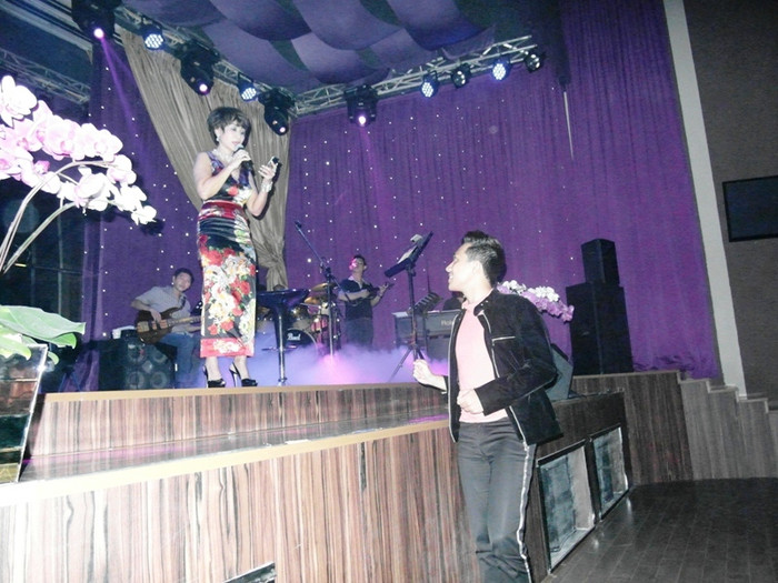 Cầm chiếc điện thoại của Trấn Thành, trước khi hát, chị kể câu chuyện cảm động: “Tình huống tối nay, gợi tôi nhớ kỷ niệm lần đầu tôi quen Trấn Thành. Câu chuyện xảy ra cách đây 5 năm, lúc đó Trấn Thành chưa nổi tiếng như bây giờ. Lần đó, tôi được khán giả đề nghị hát một ca khúc nhưng tôi không thể nhớ lời. Bất ngờ, từ hàng ghế khán giả, có một cậu trai trẻ đứng lên: “Em là fan ruột của chị đây. Chị yên tâm, những bài chị từng hát, em đều có lời”. Tôi đã được Trấn Thành cứu cánh tôi lần đó và hai chị em đã thân thiết nhau cho đến nay”.