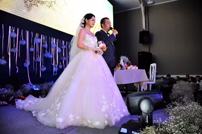 Quang Huy nói lời cám ơn quan khách…. Quang Huy nói lời cám ơn quan khách….