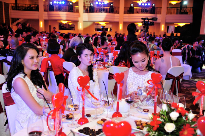 Người đẹp còn ngịch ngợm, "chu mỏ", nheo mắt trước ống kính. Đây là kiểu tạo dáng Ngọc Trinh rất "yêu thích".