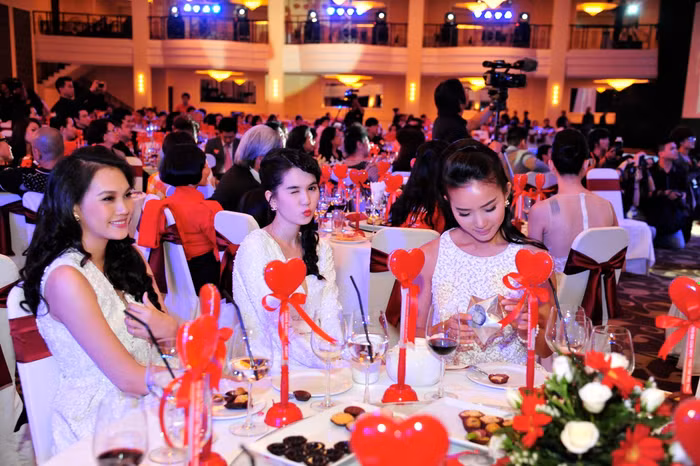 Người đẹp còn ngịch ngợm, "chu mỏ", nheo mắt trước ống kính. Đây là kiểu tạo dáng Ngọc Trinh rất "yêu thích".