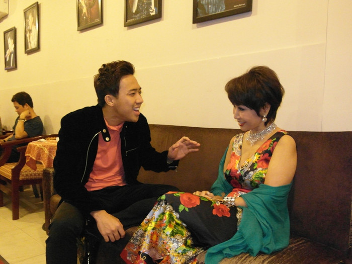 Trước giờ biểu diễn, Trấn Thành đã ngồi trò chuyện rôm rả cùng ca sĩ sỡ hữu giọng hát “đỉnh”.