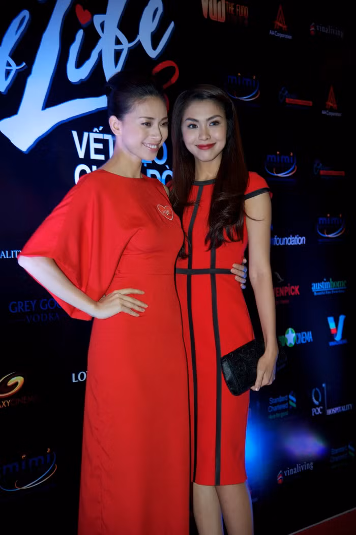 Hai người đẹp đứng cạnh nhau, rạng ngời nhan sắc, "mỗi người một vẻ mười phân vẹn mười" Hai người đẹp đứng cạnh nhau, rạng ngời nhan sắc, "mỗi người một vẻ mười phân vẹn mười"