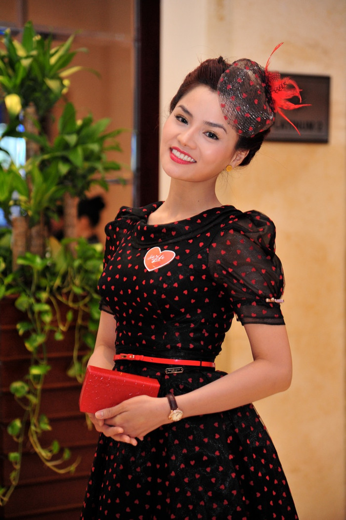 Vũ Thu Phương đến với buổi tiệc trong trang phục của các quý bà châu Âu. Vũ Thu Phương đến với buổi tiệc trong trang phục của các quý bà châu Âu.