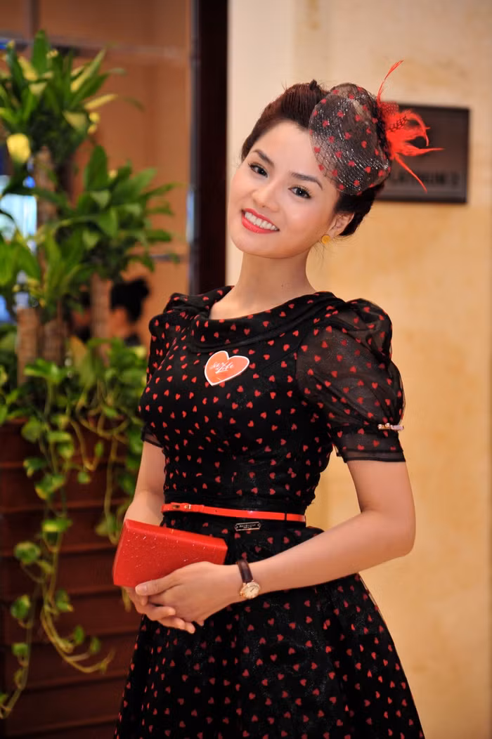 Vũ Thu Phương đến với buổi tiệc trong trang phục của các quý bà châu Âu.