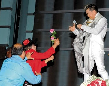 Hành động xịt hơi cay trực diện vào mặt ca sĩ Đàm Vĩnh Hưng của Lý Tống. Hành động xịt hơi cay trực diện vào mặt ca sĩ Đàm Vĩnh Hưng của Lý Tống.