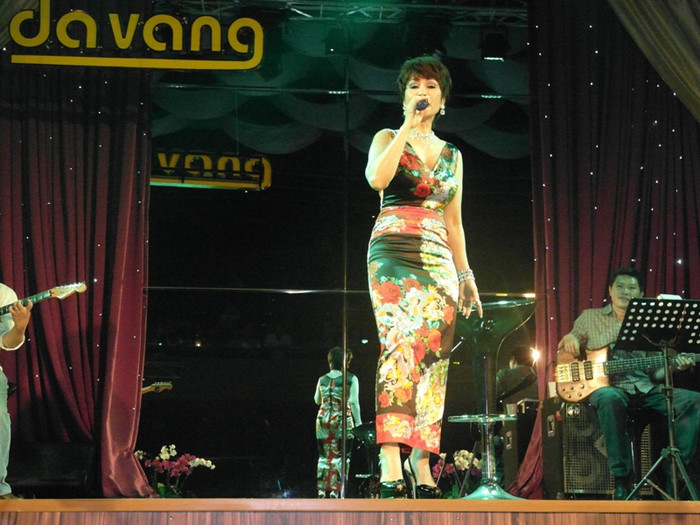 Lúc khán giả đề nghị Khánh Hà hát hai ca khúc Unchain my heart , I will survive chị thành thật: “Hai ca khúc này lâu quá không hát nên tôi không nhớ lời…”