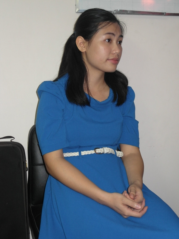 Trong khi các “đồng nghiệp nhí” liếng thoắng, quậy tưng hậu trường, Hương Thảo ngồi lặng lẽ. Cô rất dịu dàng và ý tứ trong mọi cử chỉ. Trong khi các “đồng nghiệp nhí” liếng thoắng, quậy tưng hậu trường, Hương Thảo ngồi lặng lẽ. Cô rất dịu dàng và ý tứ trong mọi cử chỉ.