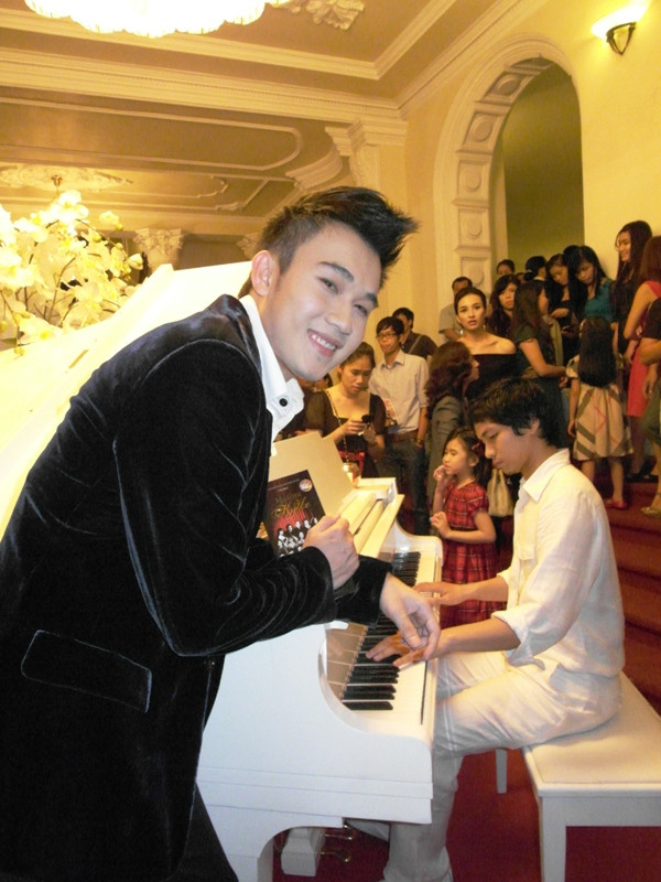 Dương Triệu Vũ trẻ trung, lịch lãm trong bộ vest đen.