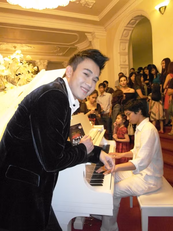 Dương Triệu Vũ trẻ trung, lịch lãm trong bộ vest đen.