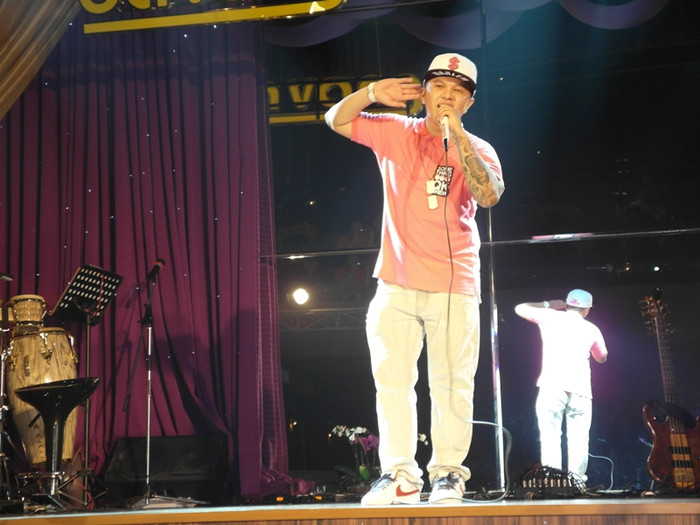 Các tiết mục độc đáo của Đăng Khoa, Mr.T, Hương Thảo, Trọng Phúc đã tạo nên những “món ăn” lạ, ngon cho khán giả TP.HCM vào tối qua. Các tiết mục độc đáo của Đăng Khoa, Mr.T, Hương Thảo, Trọng Phúc đã tạo nên những “món ăn” lạ, ngon cho khán giả TP.HCM vào tối qua.