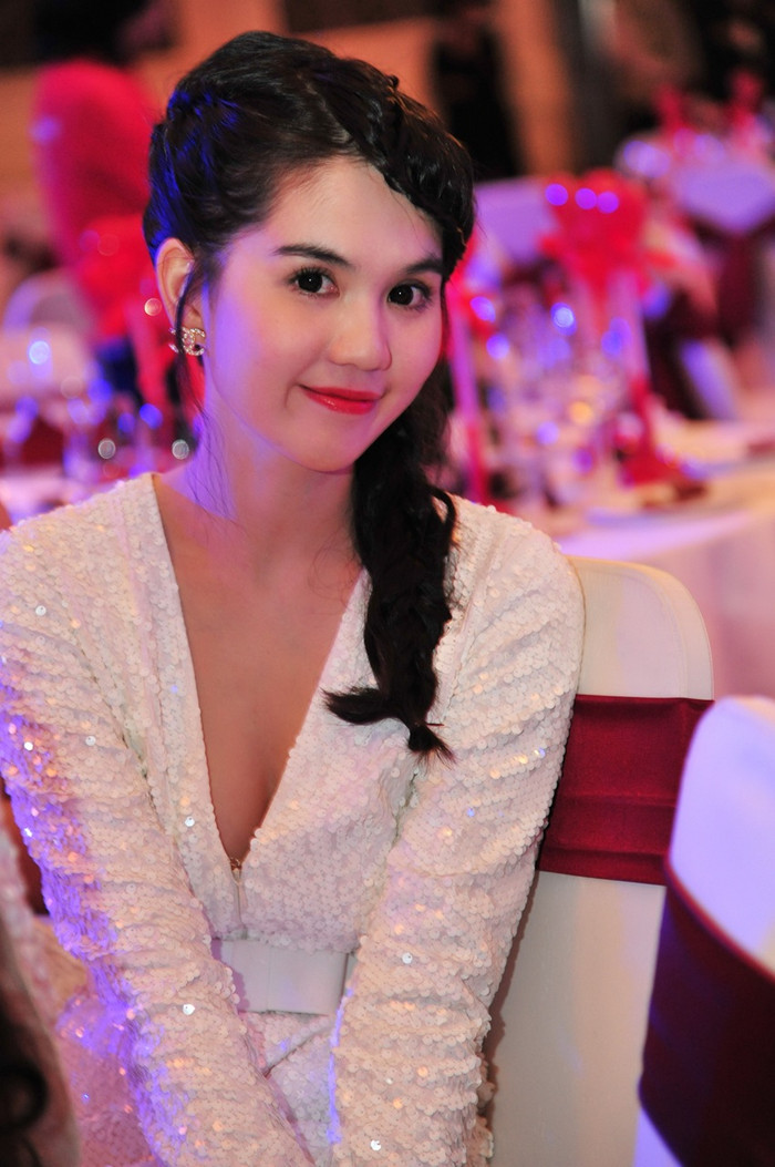 Ngọc Trinh đến với đêm tiệc thời trang trong vai trò một người mẫu. Cô sẽ mặc mẫu thời trang của nhà thiết kế Đỗ Mạnh Cường.