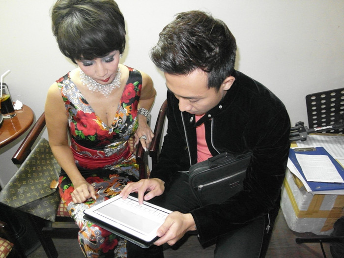 Trong hậu trường, Trấn Thành rất lo cho bà chị nổi tiếng. Anh lấy Ipad ra, chọn danh sách ca khúc cho Khánh Hà.