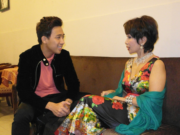 Anh chàng bẽn lẽn, không trả lời câu hỏi mà chỉ tập trung tíu tít khen Khánh Hà trẻ so với tuổi và khen chiếc áo chị mặc tối nay đẹp.