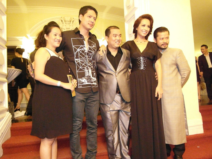 Cặp đôi Bình Minh – Anh Thơ chụp ảnh lưu niệm cặp đôi Minh Khang – Thuý Hạnh, Hùng Cửu Long.