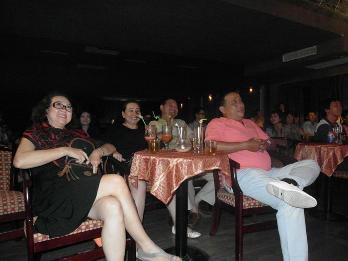 Trong đêm diễn của Khánh Hà, còn có bố mẹ của Trấn Thành ngồi bên dưới.