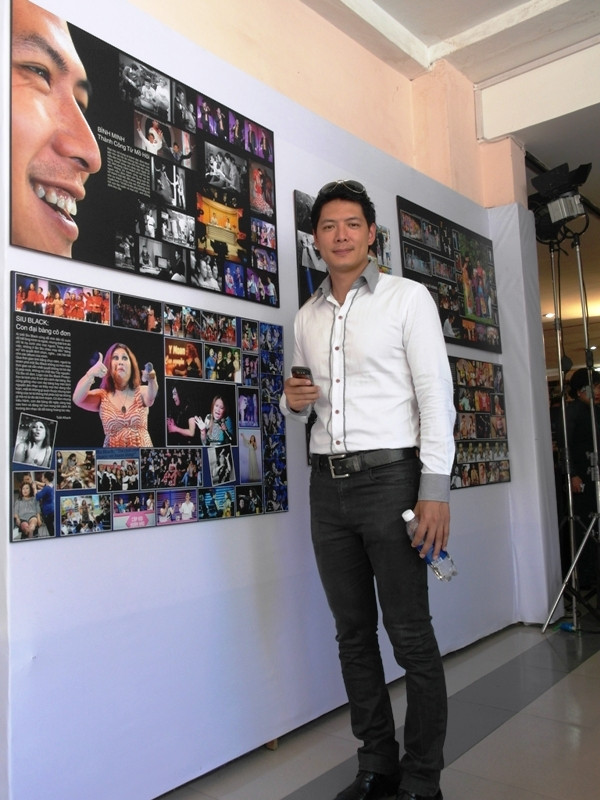 Diễn viên Bình Minh cười tươi trước những bức ảnh của anh.