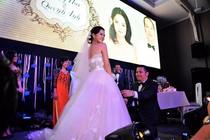 Trước sự chứng kiến của nhiều người, bất ngờ ông bầu Quang Huy quỳ xuống chân Quỳnh Anh, nói lời thề ước trăm năm Trước sự chứng kiến của nhiều người, bất ngờ ông bầu Quang Huy quỳ xuống chân Quỳnh Anh, nói lời thề ước trăm năm