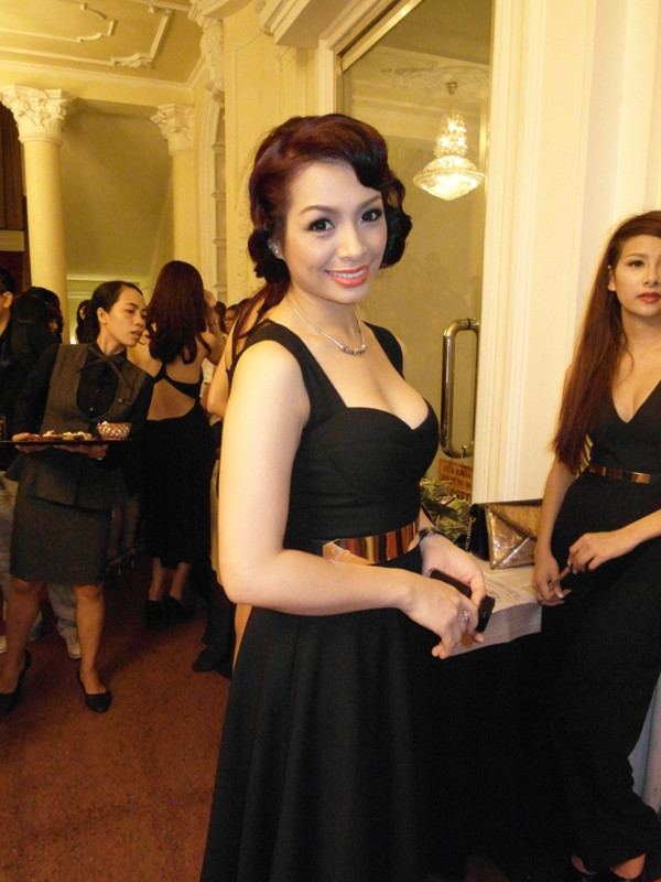 Giúp sức “điều phối” công việc cho Thuý Hạnh còn có cô em Thuý Hằng. Trong đêm qua, Thuý Hằng đã nhiều lần phải trả lời câu hỏi: “Không, em là Thuý Hằng, chứ không phải Thuý Hạnh. Chị Hạnh đằng kia kìa”.