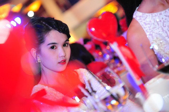 Người đẹp có vẻ mặt ngơ ngác, ngây thơ...